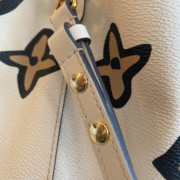 Louis Vuitton NeoNoe Wild at Heart - Picture 15 of 15